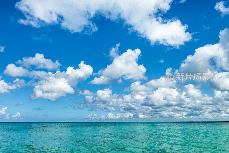 加勒比海和蓝色的天空和一些云彩