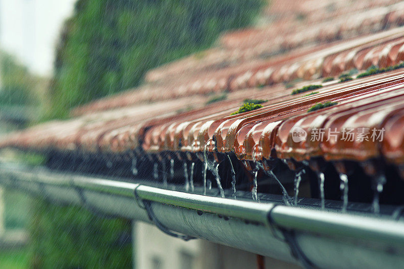 雨中水滴到房檐上。