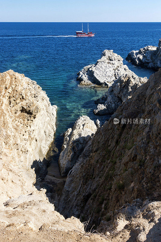 红色船和风景在Ammouliani岛，乌拉努波利斯，希腊