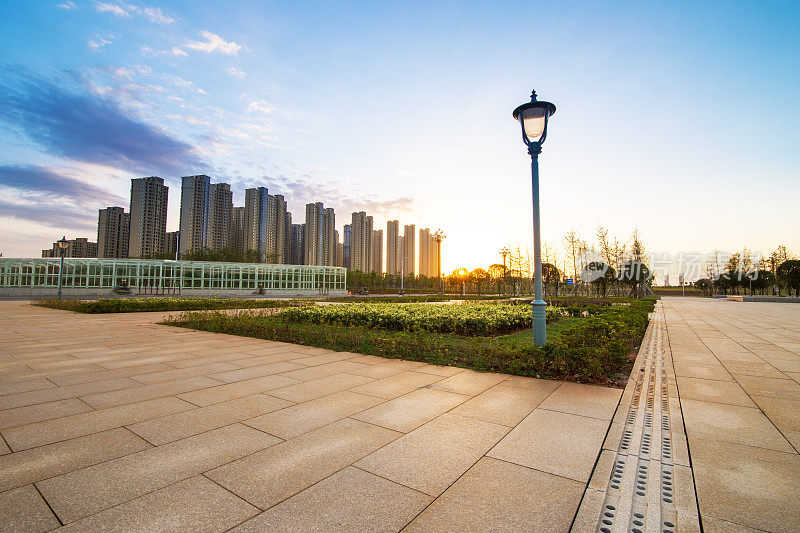 全景天际线和建筑物与空的混凝土广场地板