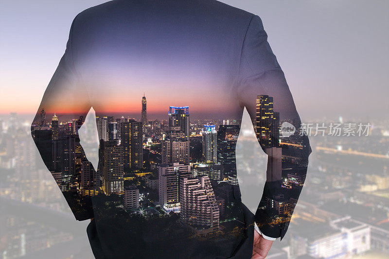 双重曝光商业男人的背影，展望未来和夜城为愿景的领导者理念。