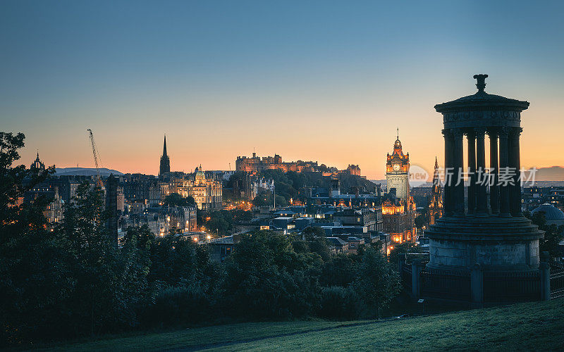 爱丁堡市从卡尔顿山晚上，苏格兰，英国