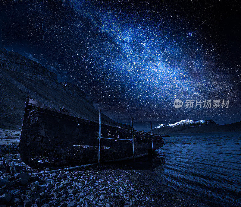 冰岛，银河和老船在夜里失事