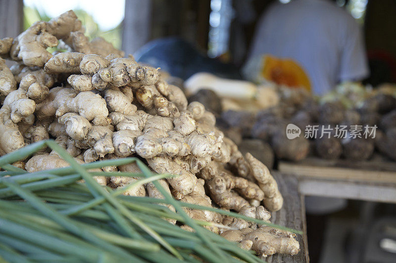 一堆姜在西印度市场的摊位上