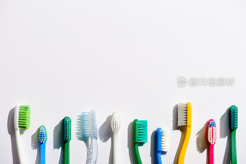 排不同的牙刷，在白色与复印空间
