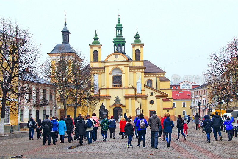 伊凡诺-弗兰基夫斯克广场上可以看到圣母玛利亚教堂的游客