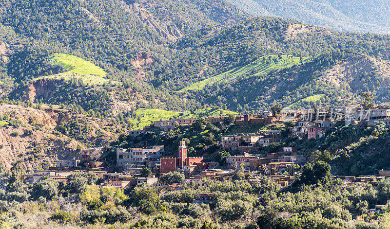 摩洛哥阿特拉斯山脉山谷中的一个村庄里的清真寺