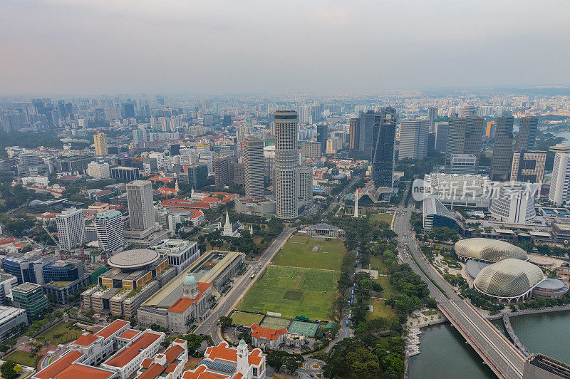 黄昏时分的新加坡城市天际线和城市景观