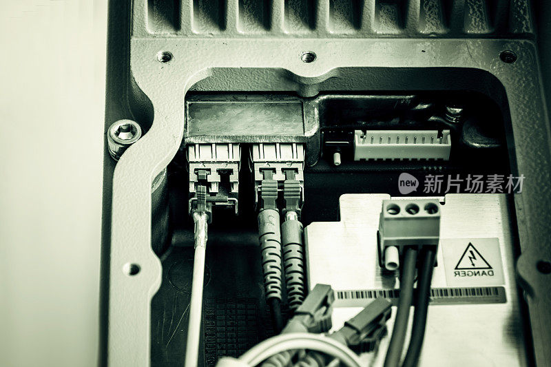 光纤连接到光端口和UTP端口。网线连接到以太网端口。