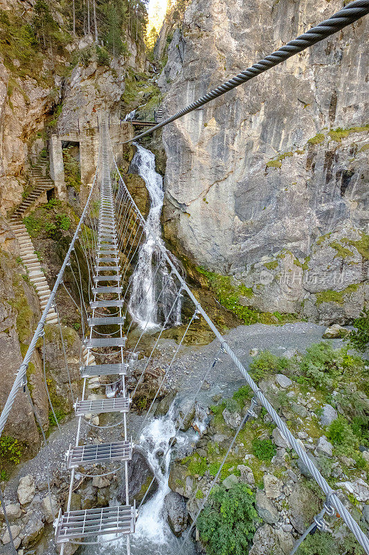 悬索桥蜿蜒穿过皮科拉朵拉河上的圣格瓦西奥峡谷。法尔迪苏萨，皮埃蒙特，意大利北部