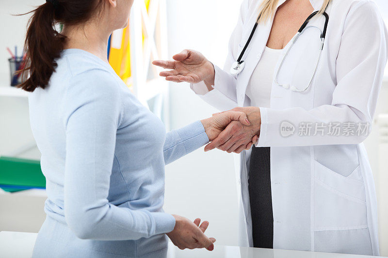 医疗保健和医疗概念-医生和病人在医院。握手。
