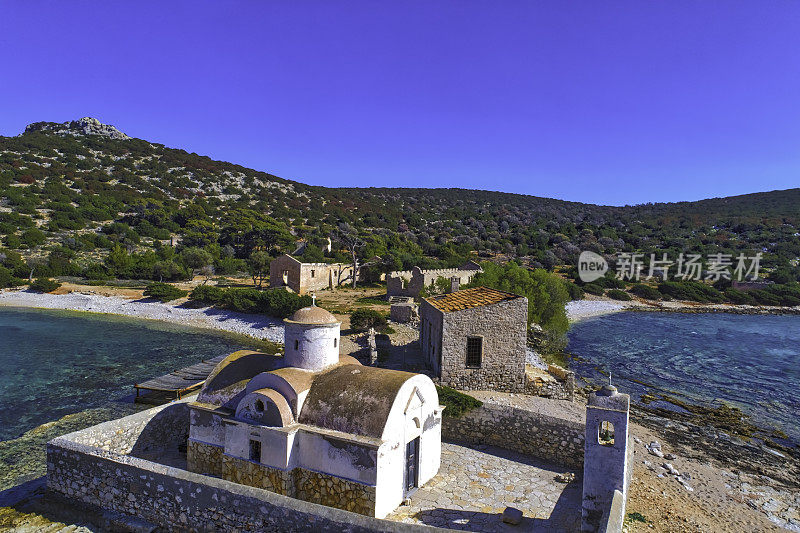 航拍希腊爱琴海的阿利米亚岛。