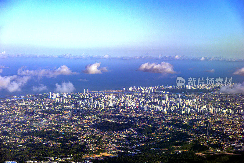 城市上空的云层。