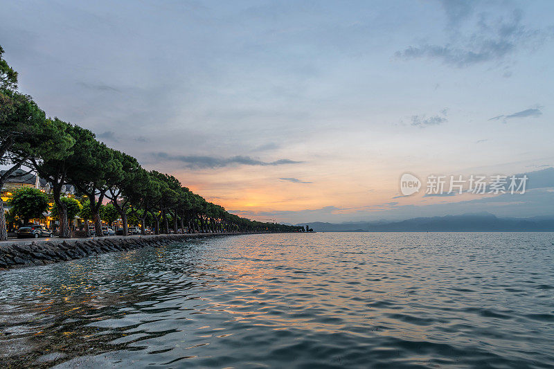 黄昏时分，意大利加尔达湖的佩舍埃拉德尔加尔达海岸线