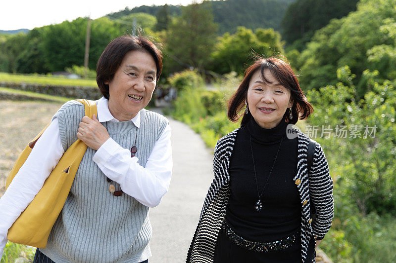 两位老年妇女在散步