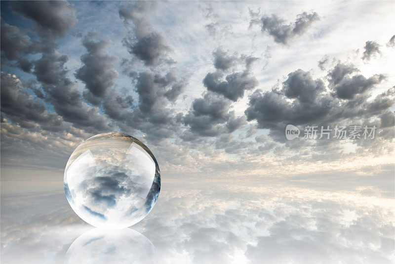水晶球在天空中反射云朵