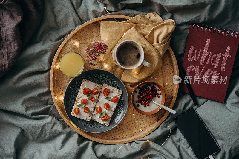 早餐在床上托盘，咖啡和食物