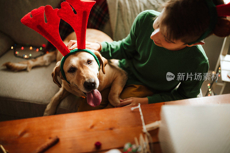 带着狗等圣诞老人的孩子
