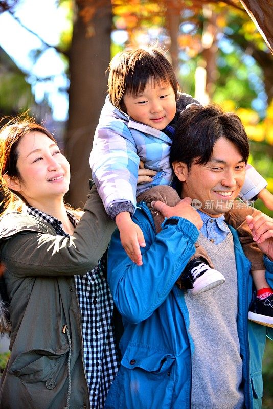 日本家庭在上野秋色公园放松