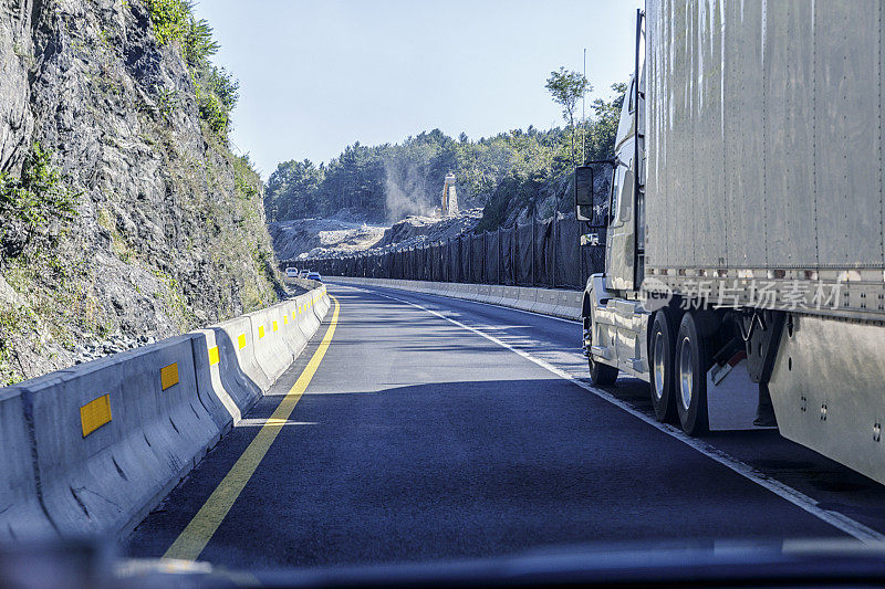 狭窄道路建设区高速公路车辆通过半卡车