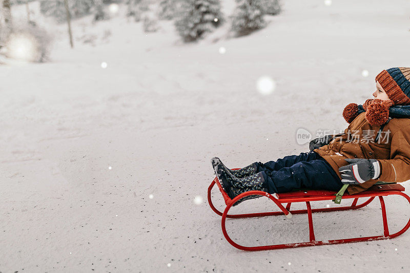 孩子玩雪橇