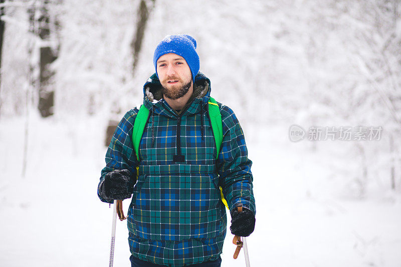 一个人独自行走在雪山上。