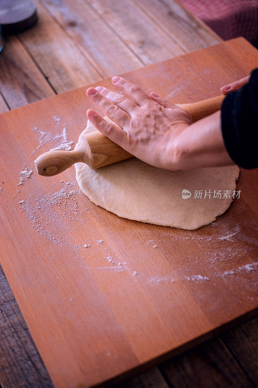 感恩节用餐，制作南瓜派，用擀面杖擀面