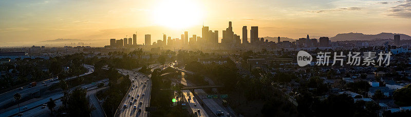 日落时分的洛杉矶市区天际线-空中全景图