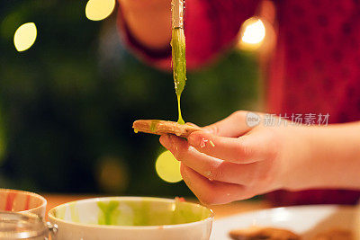 孩子们正在用手装饰圣诞饼干