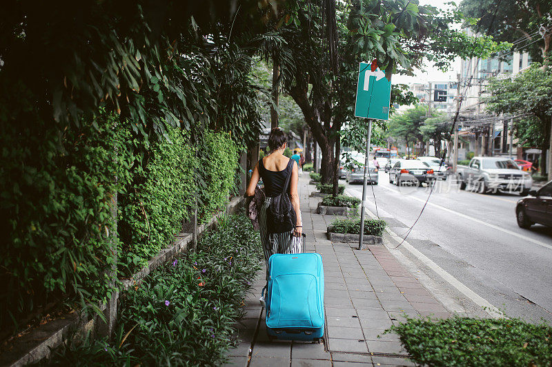 年轻的女旅行者在曼谷