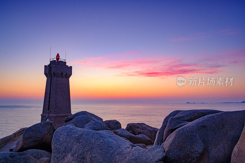 日落时分，法国布列塔尼粉红色花岗岩海岸的Ploumanach灯塔