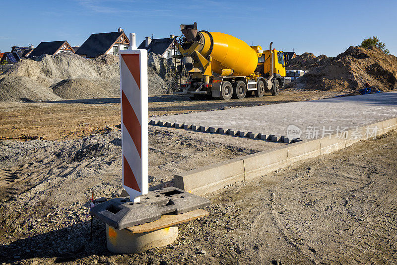 混凝土搅拌车在郊区修建一条当地公路