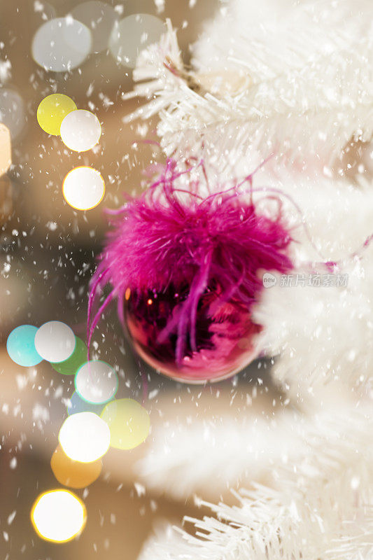 粉红色的小玩意挂在装饰过的圣诞树上