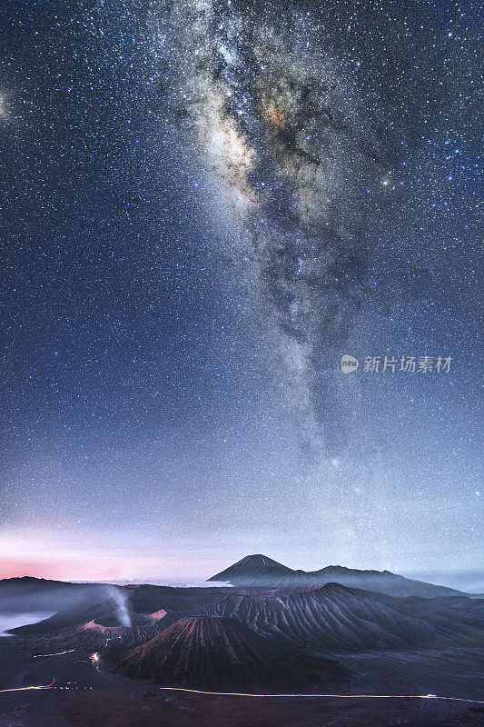 在印度尼西亚东爪哇火山的天体照片银河系