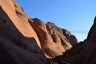 壮观如波涛般的丹霞地貌