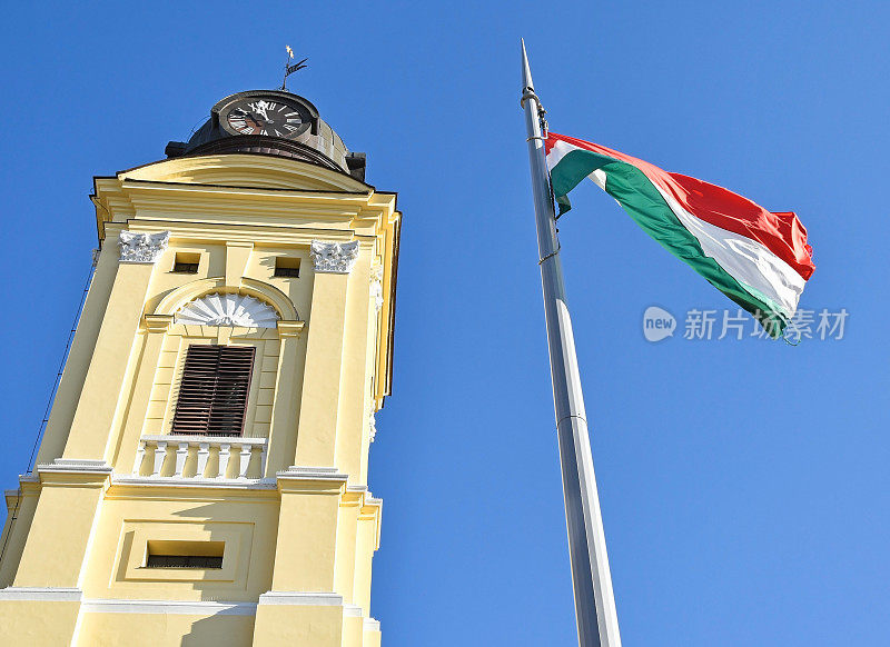 匈牙利德布勒森市的大教堂塔和匈牙利国旗