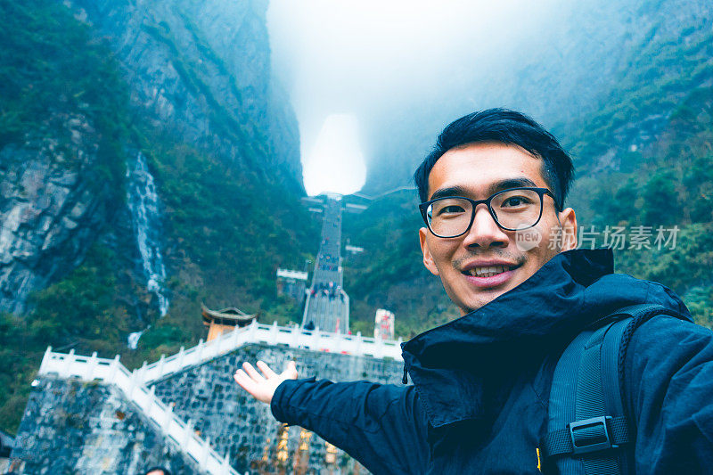 一名青年在中国张家界天门山旅游