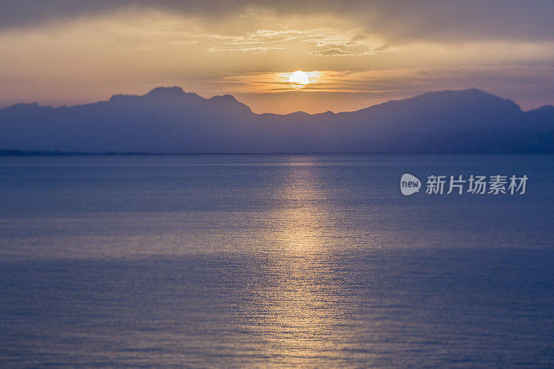 海上日落。悬崖上史诗般的景色