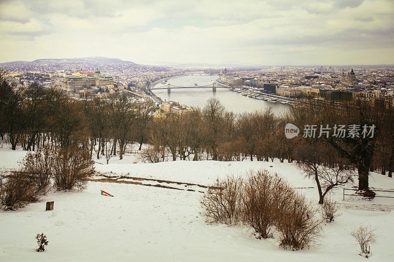 冬季布达佩斯的城市景观与白雪皑皑的风景