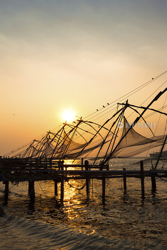 印度科钦日落时的中国渔网