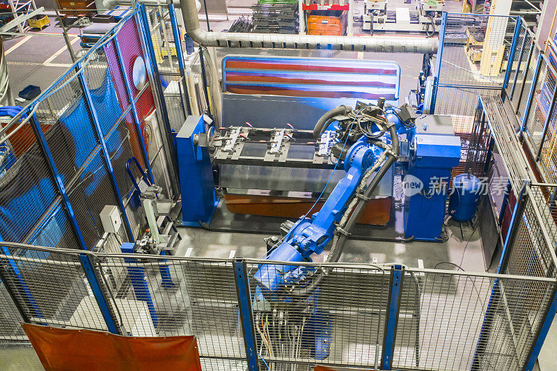 在焊接机器人过程中。现代焊接生产。