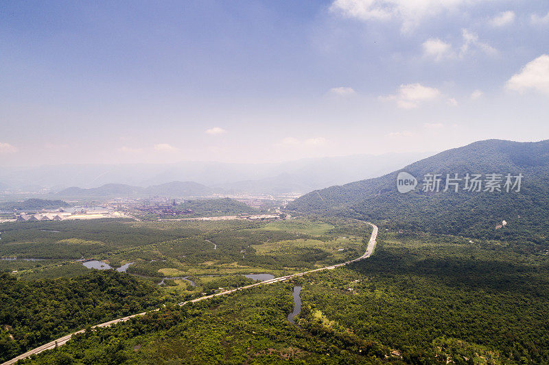 风景鸟瞰图-道路和森林-在巴西