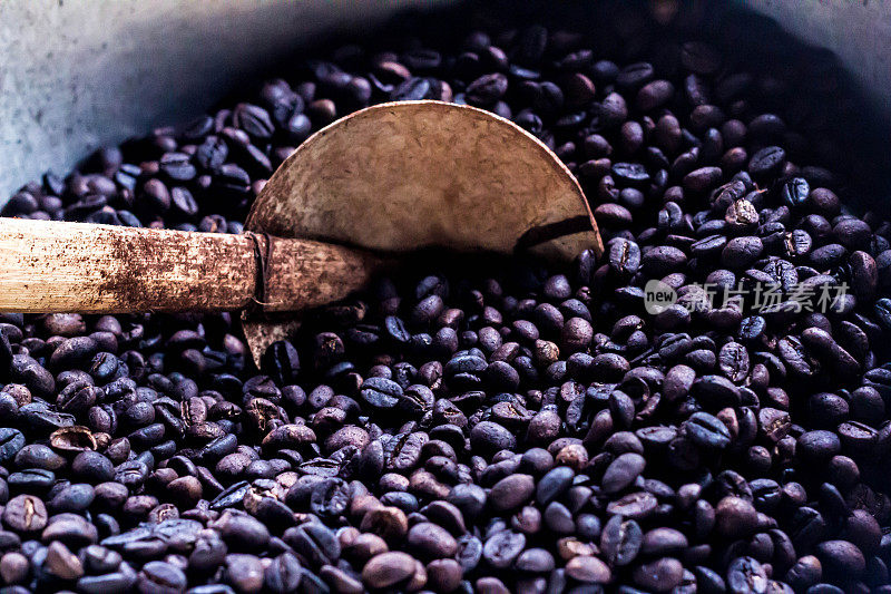 印尼咖啡烘焙工坊的鲁瓦克咖啡。用火烤生咖啡豆的传统方法。