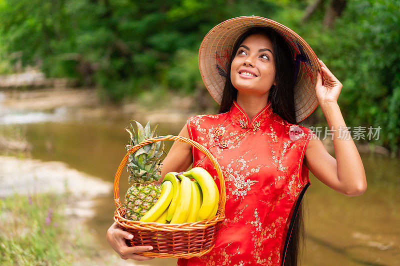 越南女孩穿着傲黛，这是越南河边妇女的传统服饰