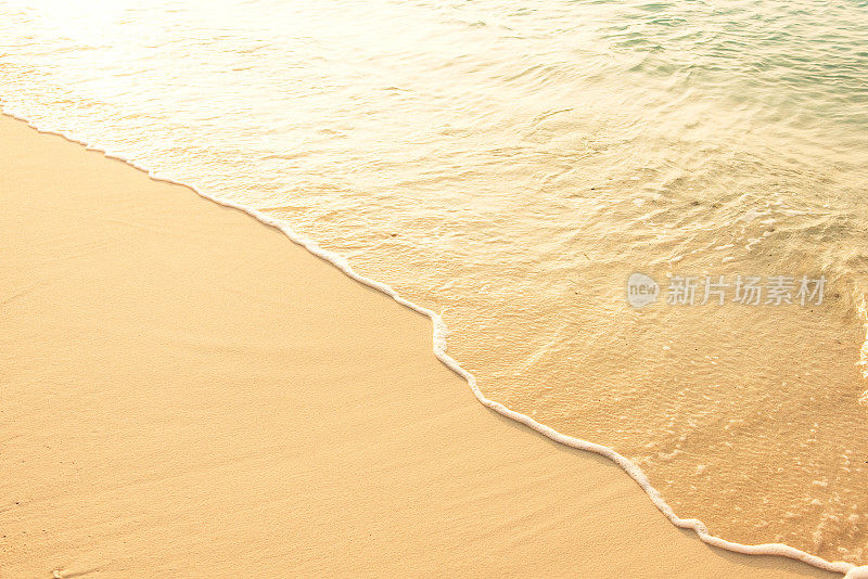 日落海滩和海浪复制空间场景