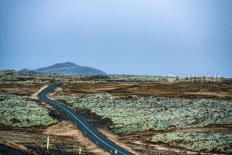 穿过冰岛Snaefellsjokull国家公园熔岩场的乡村公路