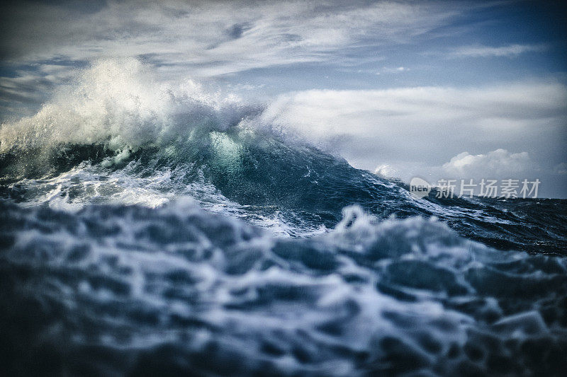 在波涛汹涌的海面上，波涛汹涌