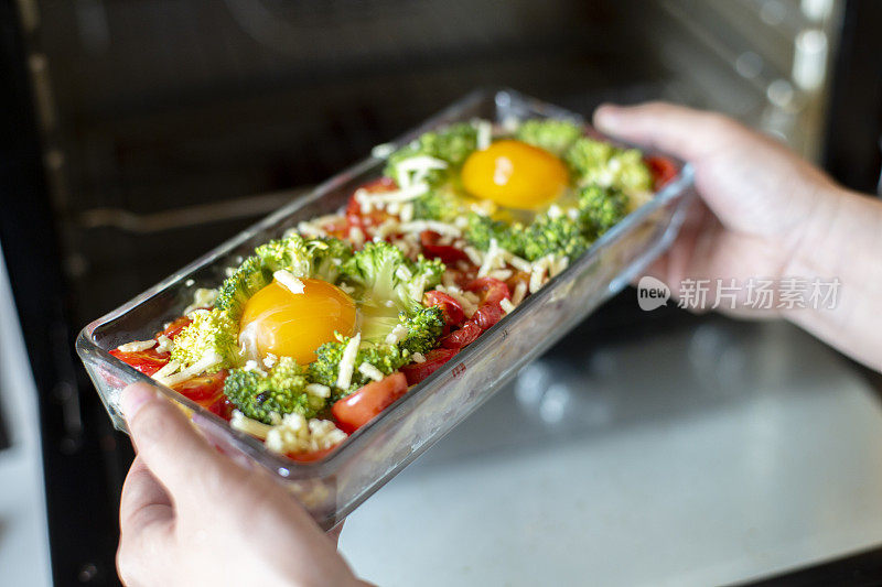 芝士炒饭配鸡蛋、蔬菜和香肠