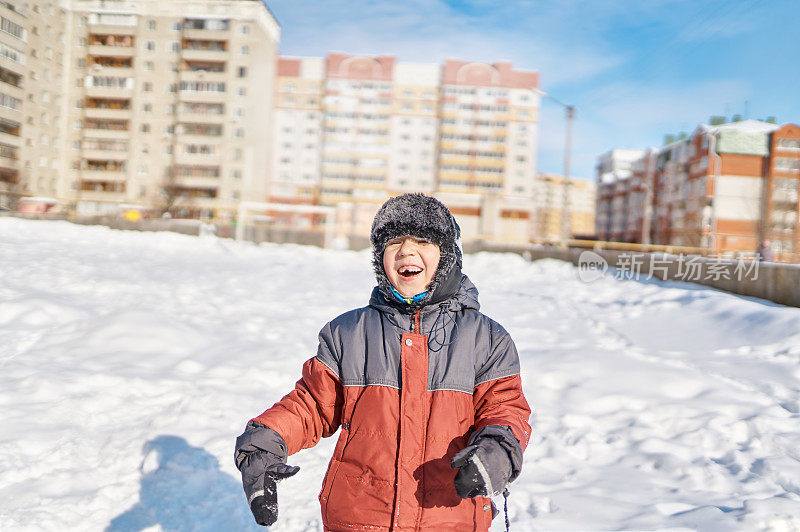 冬日里，住宅区操场上的笑男孩