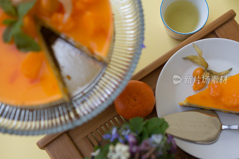 自制柑橘芝士蛋糕配香草，薄荷和藏红花